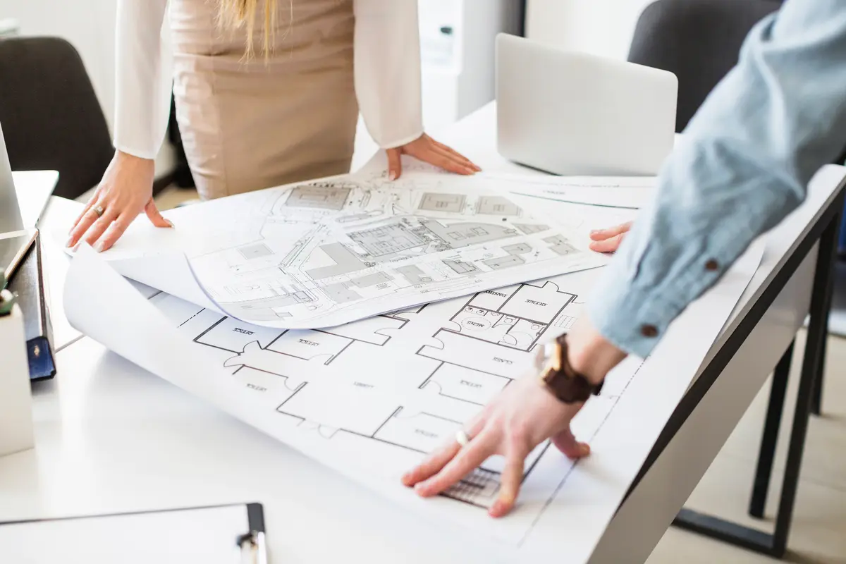 Architekten besprechen Baupläne